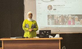 طالبة من نابلس تطلق قناة لتعليم اللغة الإنجليزية من أجل طلبة غزة