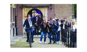 بالفيديو: رئيس وزراء هولندا يسلم السلطة ويغادر على دراجته
