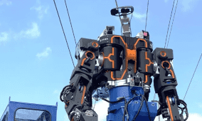 فيديو: روبوت ضخم يقوم بأعمال صيانة للسكك الحديدية