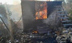 مستوطنون يحرقون "كرفانا" و"بركسا" في مجدل بين فاضل جنوب نابلس