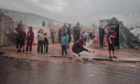 غزة: 127 ألف خيمة غير صالحة ووفاة 21 نازحًا بينهم 18 طفلًا بسبب البرد الشديد