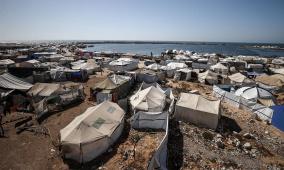 حملة “المأوى حق”: حملة حكومية تطالب بإنهاء حياة الخيام بغزة وإدخال بيوت جاهزة فورًا