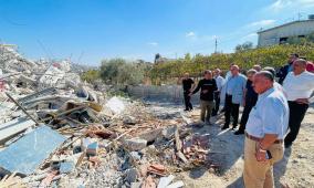 قلقيلية: المحافظ يزور بلدة الفندق ويطلع على الاثار التدميرية التي خلفها الاحتلال في البلدة