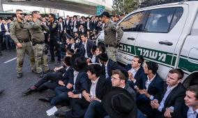 مئات الآلاف من "الحريديم" يتظاهرون ضد قانون التجنيد في الجيش الإسرائيلي 