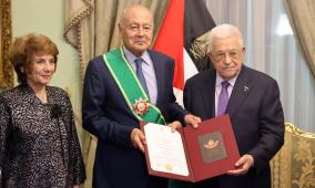 الرئيس عباس يقلد أحمد أبو الغيط الوشاح الأكبر من وسام دولة فلسطين
