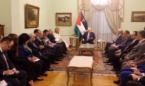 الرئيس عباس يلتقي رؤساء تحرير وكبار الكتّاب والصحفيين المصريين