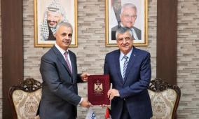 البنك العربي ووزارة النقل والمواصلات يوقعان اتفاقية تعاون لتعزيز السلامة المرورية