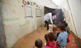 تقرير خاص| ميران صالح... معلمة تُدرّس أبناءها في خيمة وتحلم بمدرسة تعيد لهم الحياة