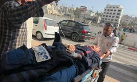 بالصور: إصابة مسعفين وصحفيين في هجوم للمستوطنين في بيتا