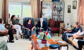 غنام: تسلم سلالاً غذائية للاتحاديين النسائيين في رام الله والبيرة 