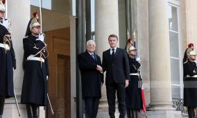 الرئيس عباس يجتمع مع نظيره الفرنسي