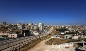 الاحتلال يوزع 40 إخطارا بالهدم ووقف البناء في واد الحمص جنوب شرق القدس