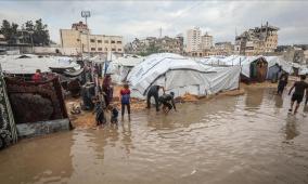 الأمطار تغرق خيام النازحين في غزة وسط خروقات إسرائيلية متواصلة