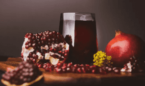 أيهما أفضل.. تناول حبات الرمان أم شرب عصيرها؟