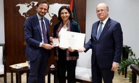 علا عوض رئيسة الإحصاء الفلسطيني تتقلد وسام نجمة إيطاليا الكبرى