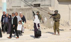 الاحتلال يواصل عدوانه على طوباس: عمليات تفتيش واحتجاز شبان