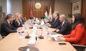 محافظ سلطة النقد يلتقي القنصل البريطاني العام