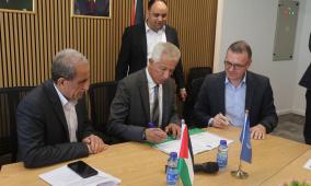 إنجاز فلسطين توقع اتفاقية منحة "مختبر الشباب البيئي" لتعزيز المشاريع البيئية الشبابية