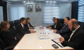 الوزير الميمي يبحث مع مدير الصليب الأحمر تعزيز التعاون المائي والإغاثي في فلسطين