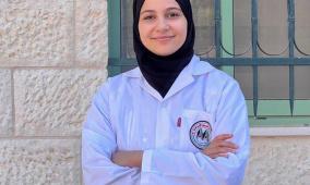 خريجة كلية الصيدلة من الجامعة العربية الأمريكية رزان سباعنة تجمع بين التفوق والبحث العلمي والطموح المهني