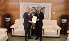 السفير عواد يسلّم رسالة شكر من الرئيس عباس إلى نظيره الصيني