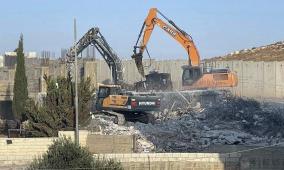 الاحتلال يخطر بهدم منشآت سكنية وزراعية جنوب شرق القدس