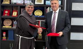 عساف والأب إبراهيم فلتس يوقعان اتفاقية بث قداس عيد الميلاد المجيد