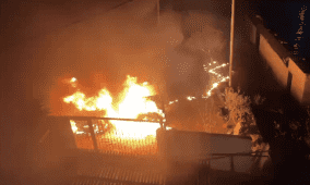 مستعمرون يحرقون مركبتين ويخطون شعارات عنصرية في عين يبرود شرق رام الله