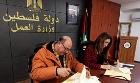 وزارة العمل ومركز الديمقراطية وحقوق العاملين يوقعان مذكرة تفاهم حول التعاون المشترك ولنشر الوعي الوقائي بين طرفي الإنتاج