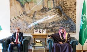 أبو هولي يبحث مع نائب وزير الخارجية السعودي تداعيات حرب الإبادة في غزة والعدوان على مخيمات الضفة والقدس