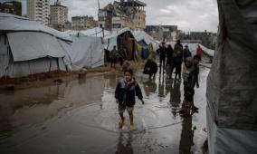 الأمطار والرياح تغرق وتقتلع خيام النازحين في قطاع غزة 