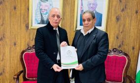 بمرسوم رئاسي: التميمي يسلم محافظ بيت لحم تخصيص 20 دونماً من أراضي جناتة لبناء مستشفى حكومي في بيت لحم