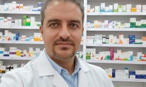 د. خالد عودة.. صيدلي من غزة يحوّل بيته إلى معمل أدوية بدائي لإنقاذ المرضى