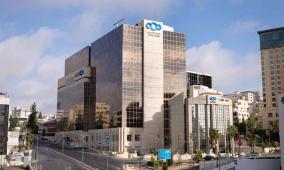 البنك العربي يموّل بناء أكبر محطة للطاقة الشمسية في فلسطين بقدرة 24 ميغاواط  ضمن التزامه بالتمويل المستدام