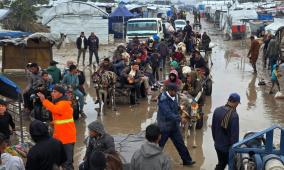 غزة.. المنخفض الجوي يفاقم معاناة المواطنين ويتسبب في غرق خيامهم