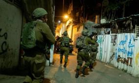 الاحتلال يحاصر مدخل البلدة القديمة بمدينة نابلس ويعتقل مواطنين  