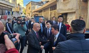 أبو هولي يستقبل وزير الخارجية الياباني في مخيم الجلزون للاطلاع على المشاريع اليابانية