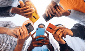 Gen Z يفضّل الرسائل على المكالمات.. عالِمة نفس تشرح السبب