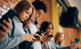 منصات التواصل تضغط نفسيًا على المراهقين… والفتيات الأكثر تضررًا