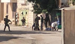 الاحتلال يحتجز شبابا وينكل بهم في بديا وحارس غرب سلفيت