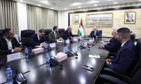 مصطفى يبحث مع المبعوث الأوروبي لعملية السلام المستجدات السياسية والأوضاع الميدانية