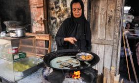 خاص| بين الذكريات والحاجة… غزيون يبيعون أساس بيوتهم لتأمين لقمة العيش