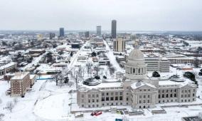 بسبب العاصفة الشتوية.. ترامب يعلن حالة الطوارئ في 10 ولايات