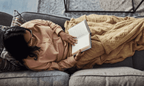 الراحة أولًا! 8 صفات تميّز من يفضّلون قضاء العطلات الأسبوعية بالمنزل