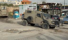 القدس: الاحتلال ينسحب من حزما بعد عدوان تخلله مداهمات واعتقالات وتنكيل