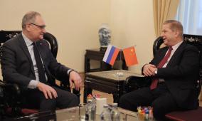 السفير عواد يبحث مع سفير جمهورية روسيا الاتحادية لدى الصين تطورات الأوضاع في فلسطين