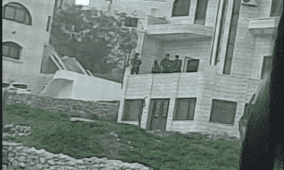 قوات الاحتلال تحوّل منزلا إلى ثكنة عسكرية في حزما شمال شرق القدس