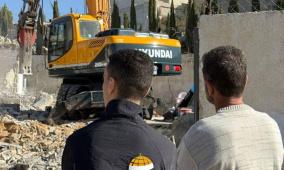 بالفيديو: الاحتلال يجبر مقدسيا على هدم منزله في بيت حنينا