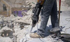 الاحتلال يجبر مواطنا مقدسيا على هدم منزله في بلدة العيسوية