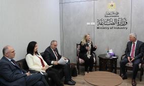  وزير الصناعة يلتقي بالقنصل البريطاني العام في القدس 